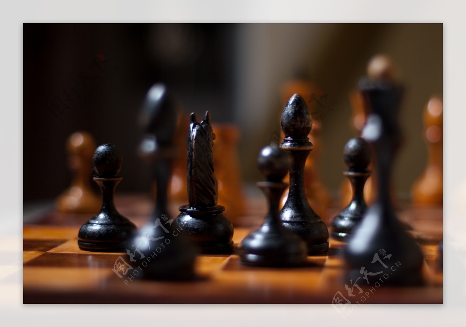 国际象棋棋盘上的黑色棋子特写图片