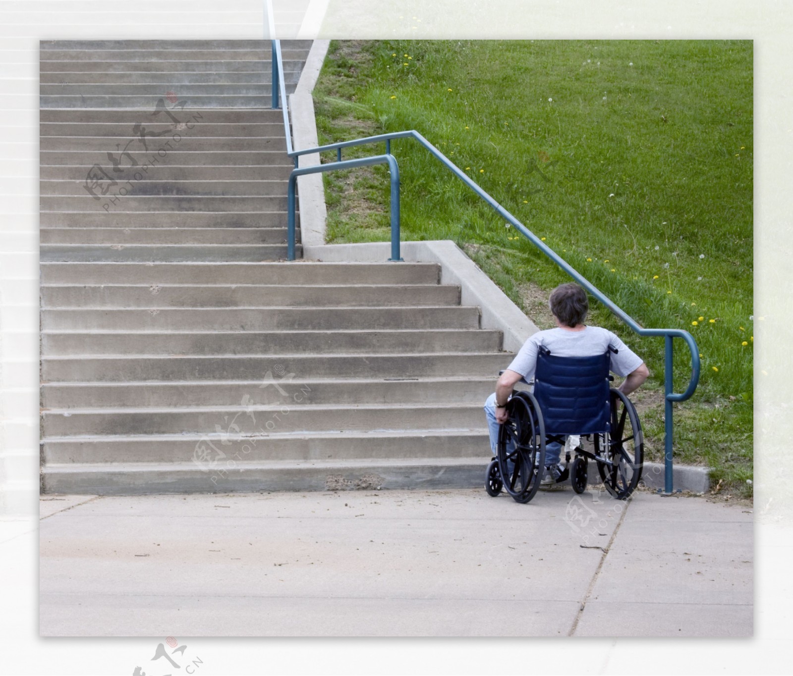 轮椅残疾人图片