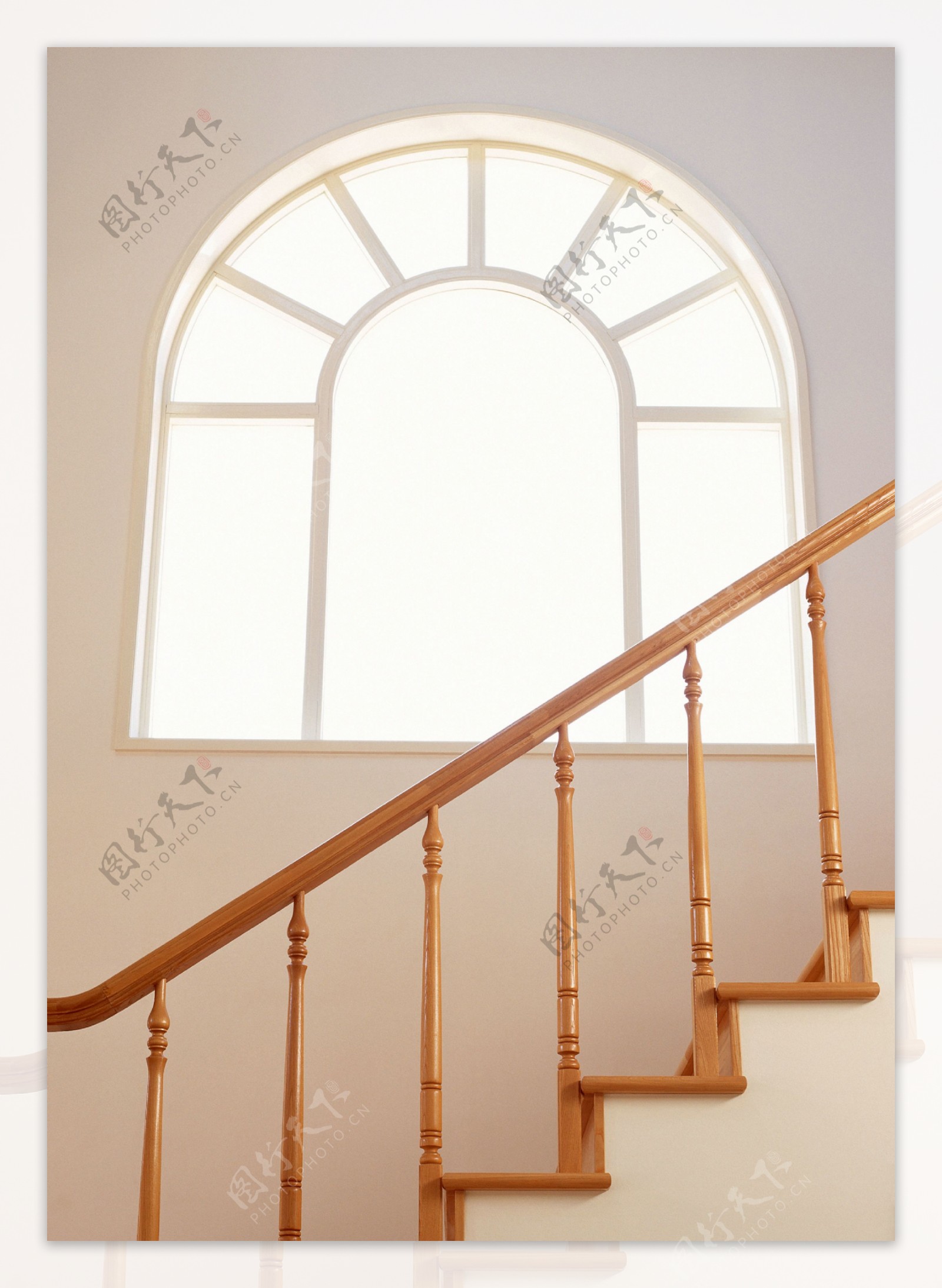 室内木质楼梯立柱摄影图片