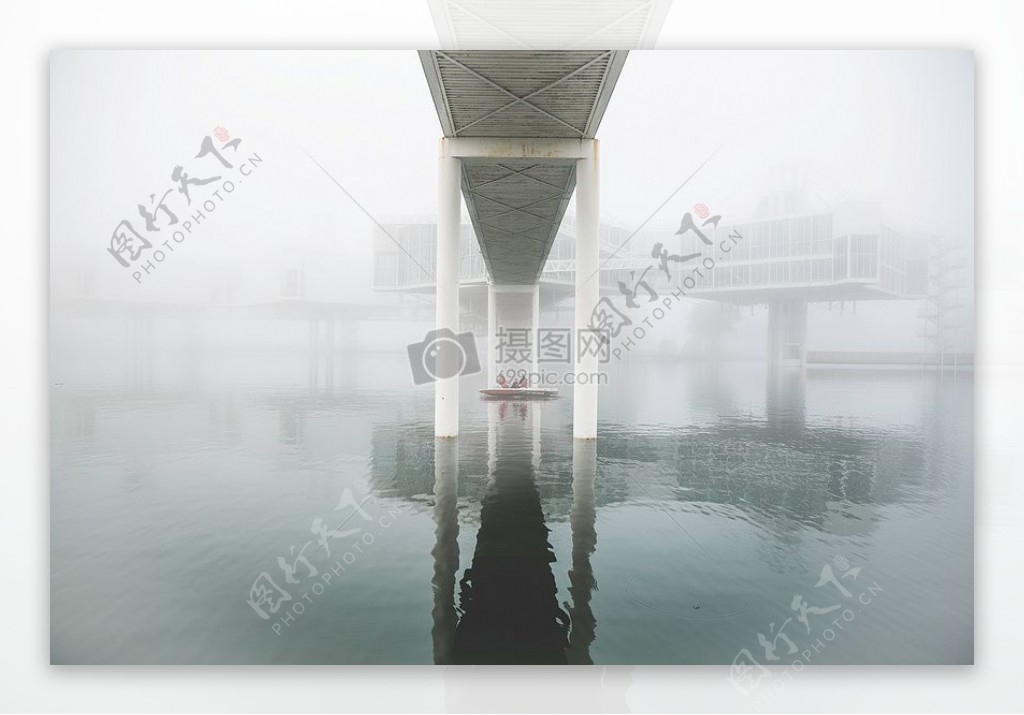 在水雾中漆成白色的桥