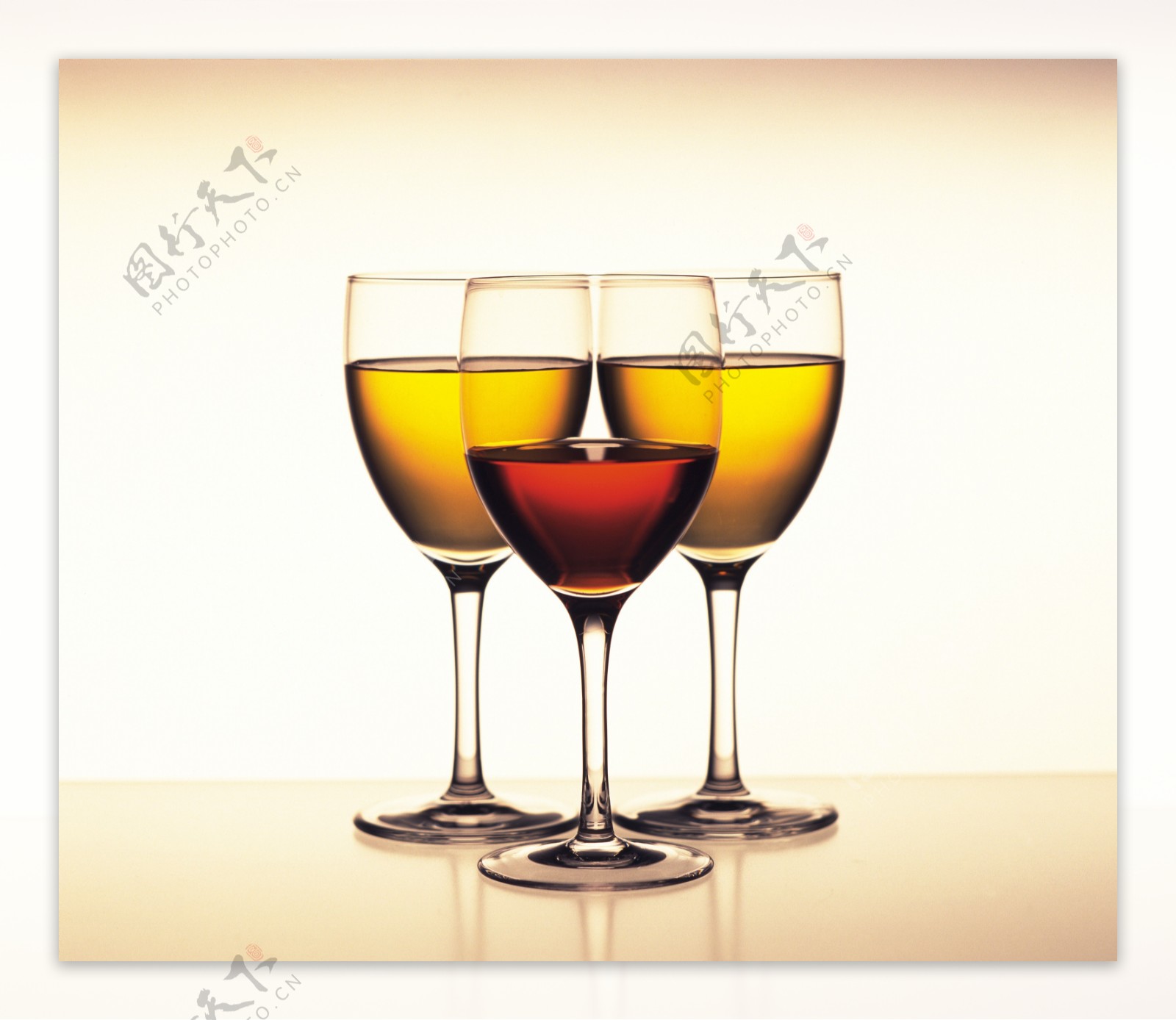 三杯葡萄酒图片