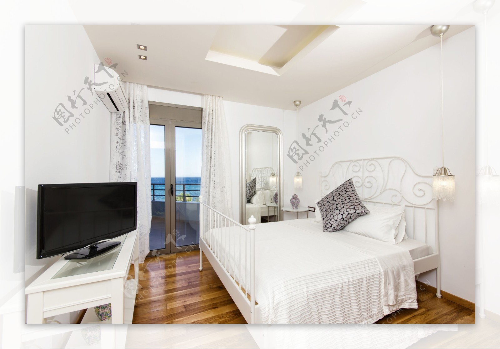 白色系欧式风格卧室设计图片