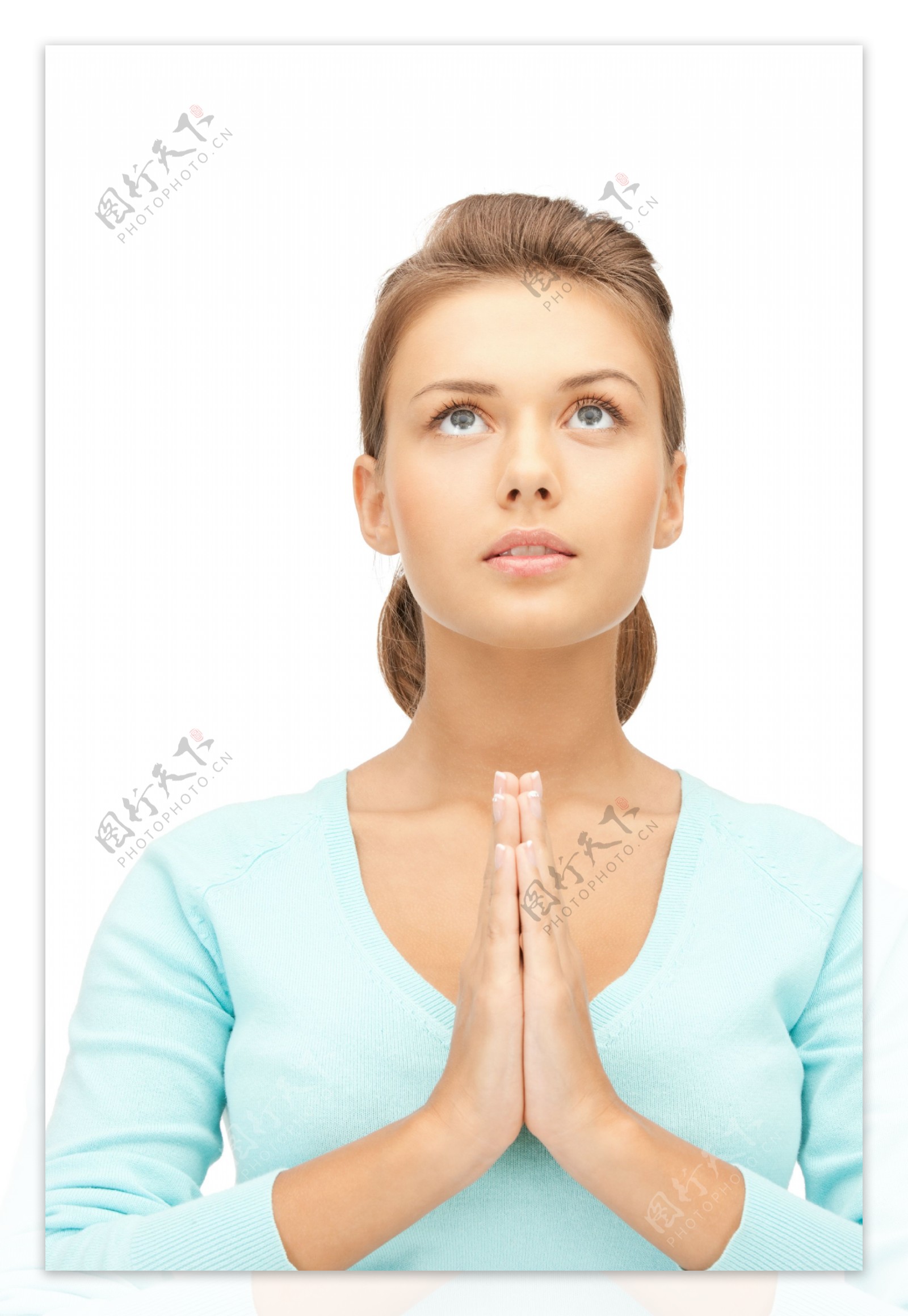 双手合十祈祷的美女图片