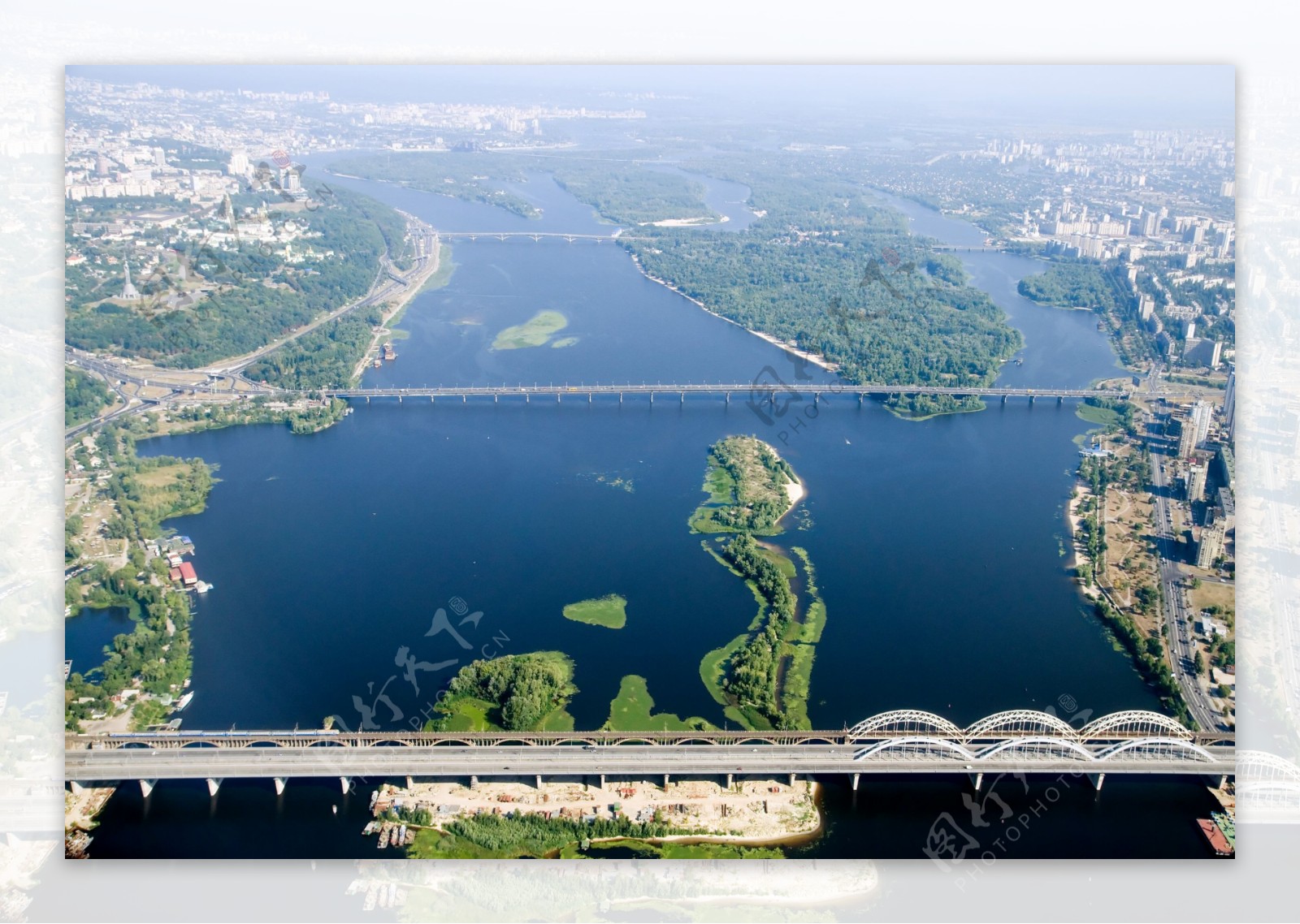 鸟瞰城市河流风景图片