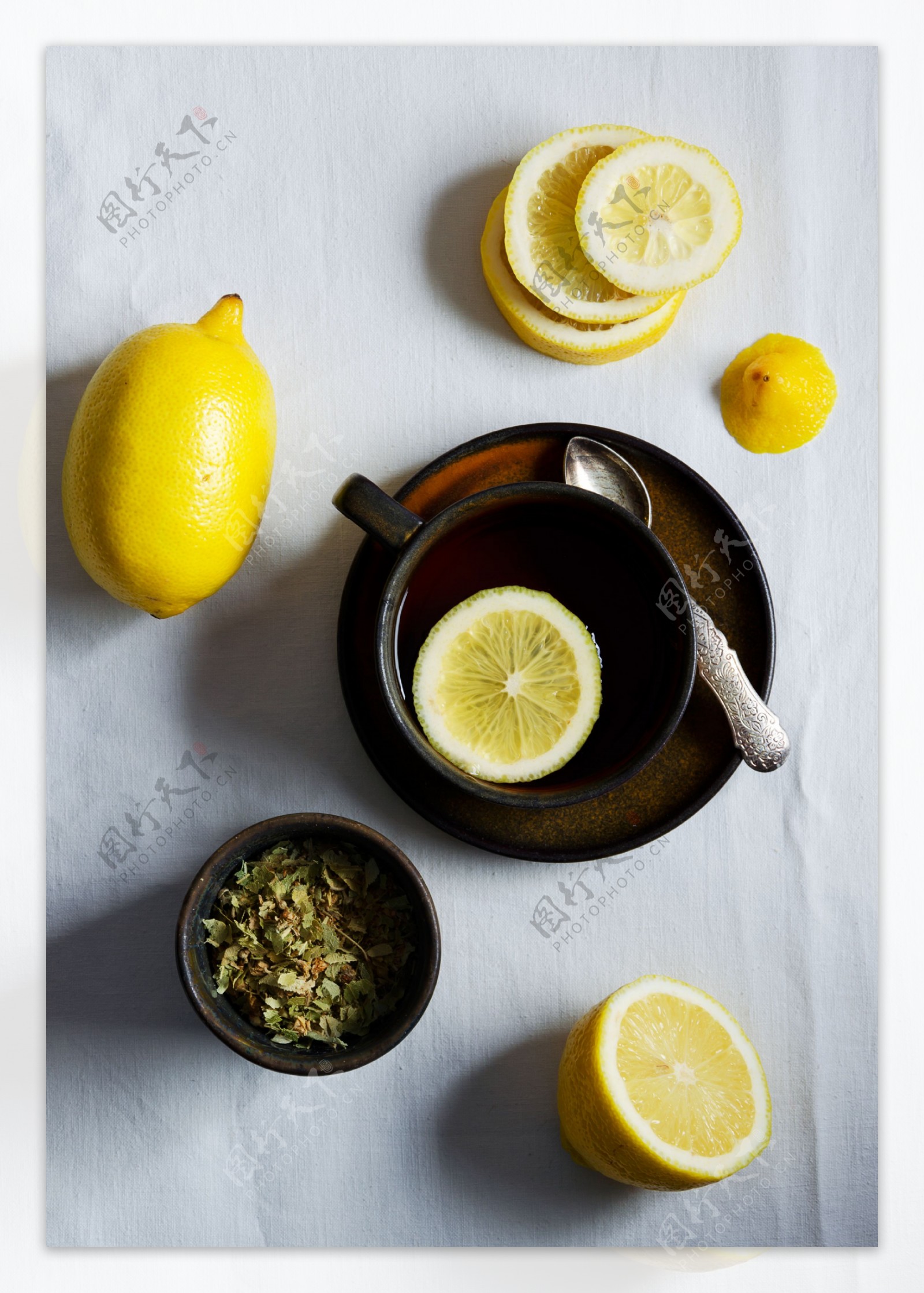 水杯里的柠檬茶水图片