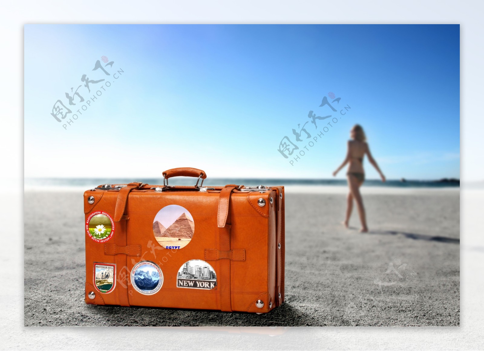 海滩上的行李箱图片