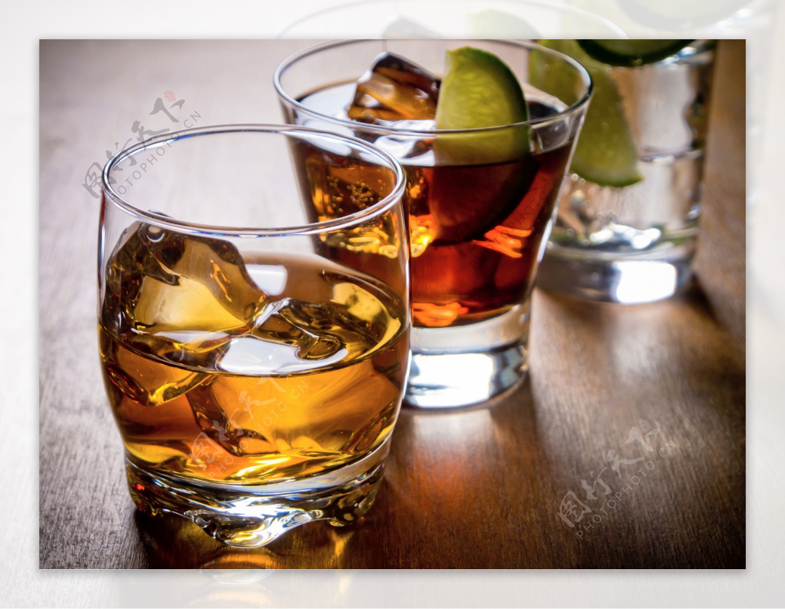 加冰的威士忌洋酒图片