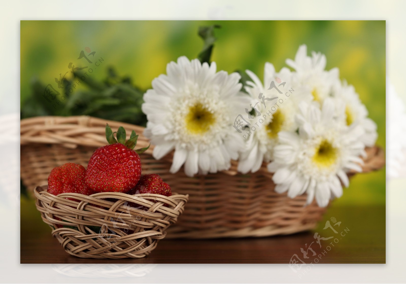 篮子里的菊花与草莓图片