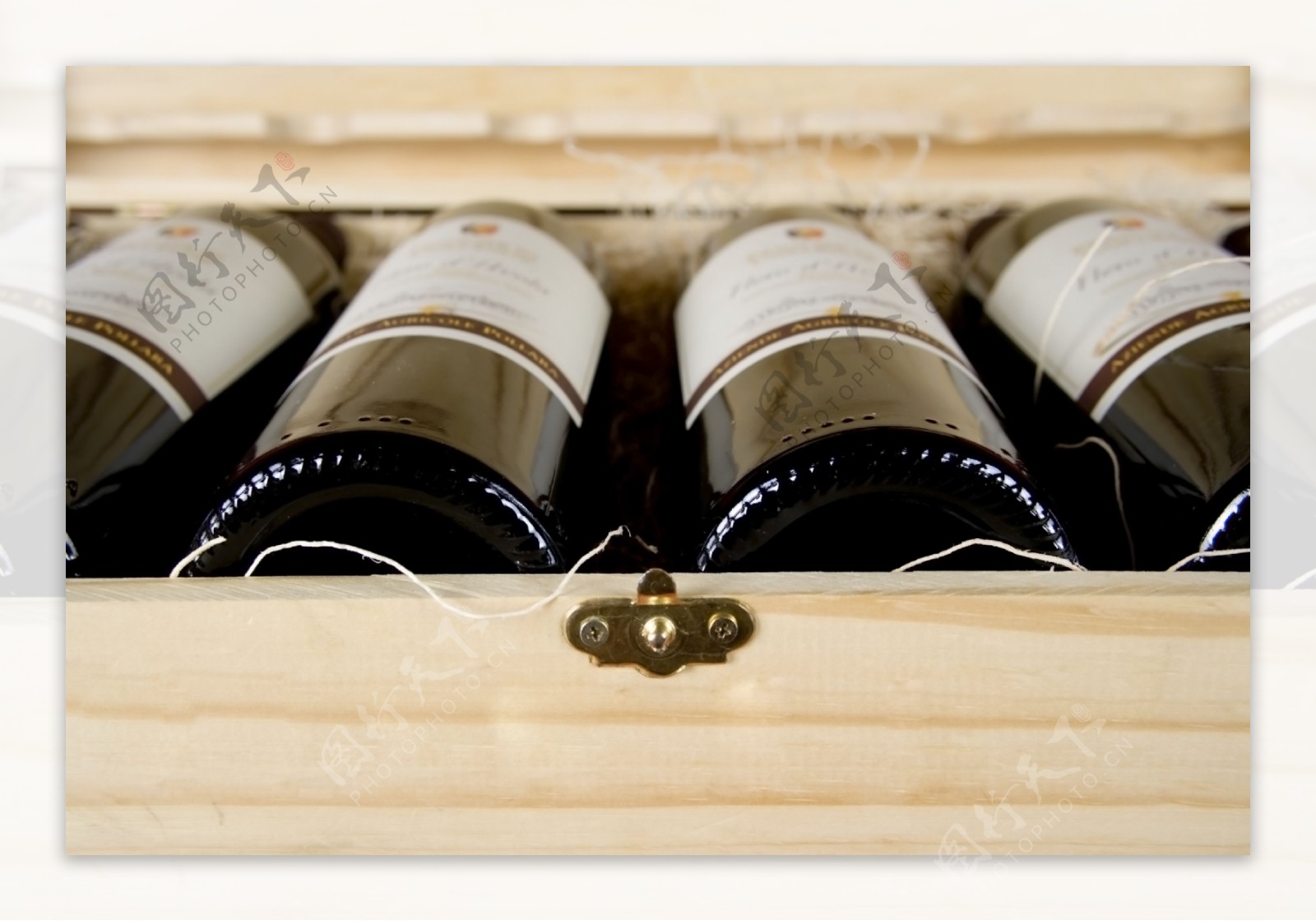 木箱里的葡萄酒图片