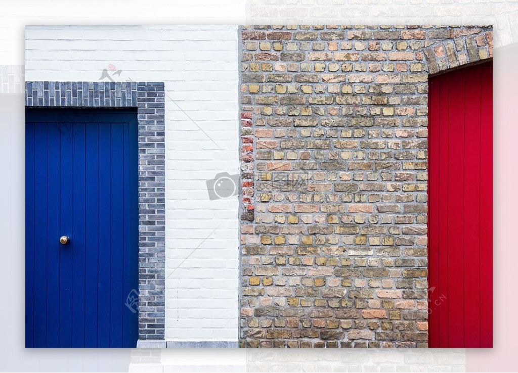 白天砖砌墙红色和蓝色画皮门之间