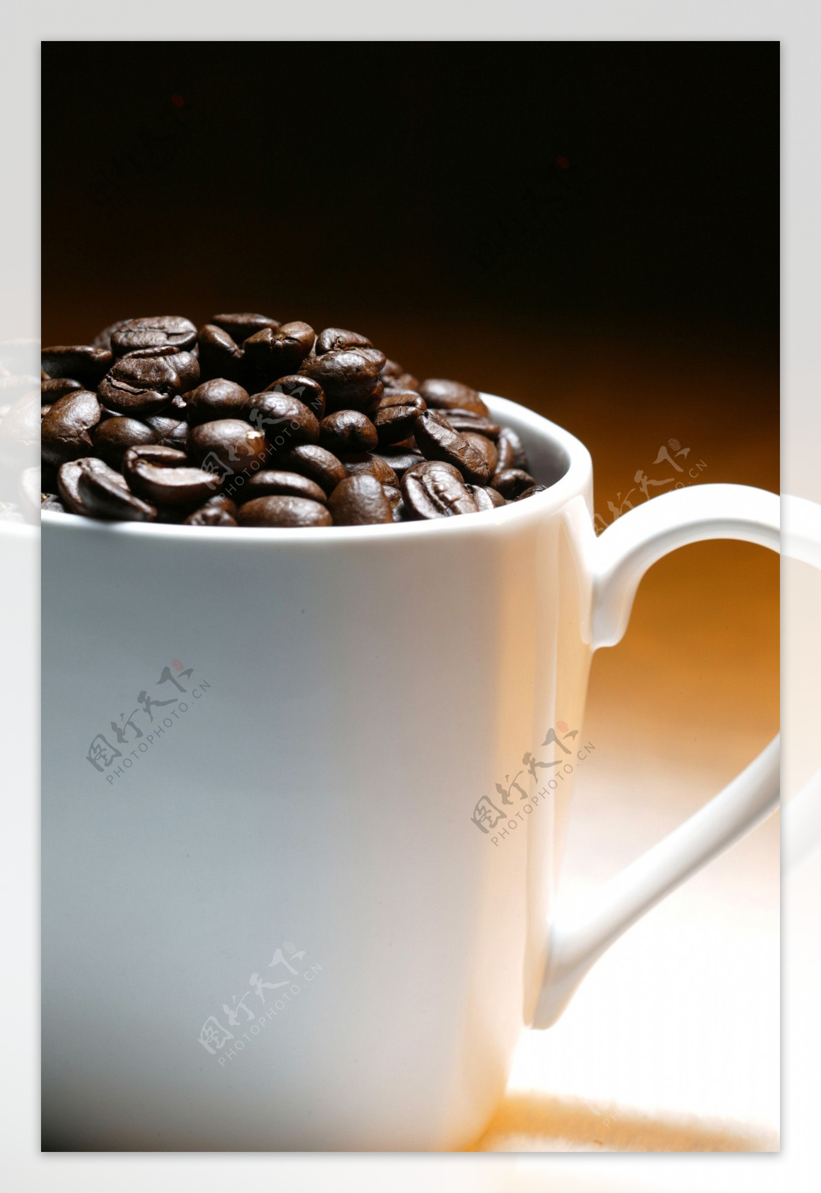 一个装满咖啡豆的白色杯子图片