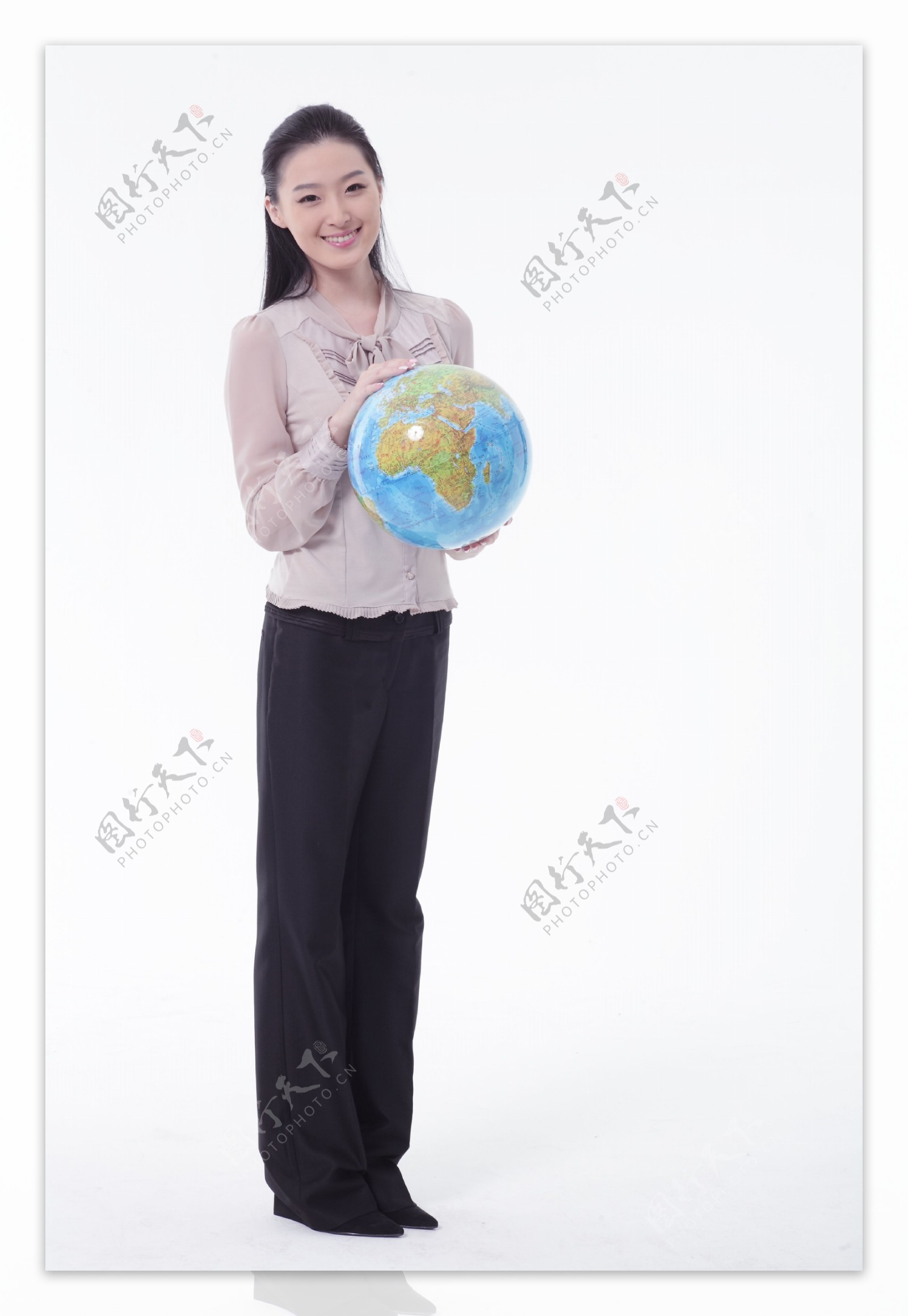 拿着地球仪的漂亮女孩图片图片