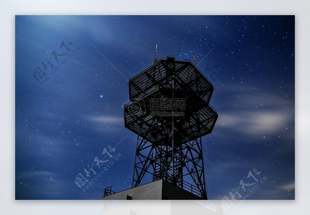 星空下的无线电发射塔