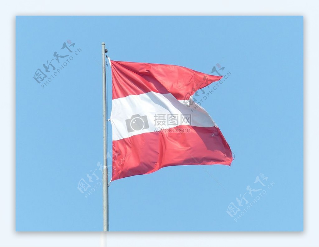 蓝天下的奥地利国旗