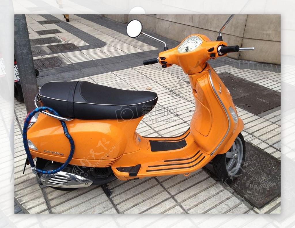 一辆橘色的摩托车