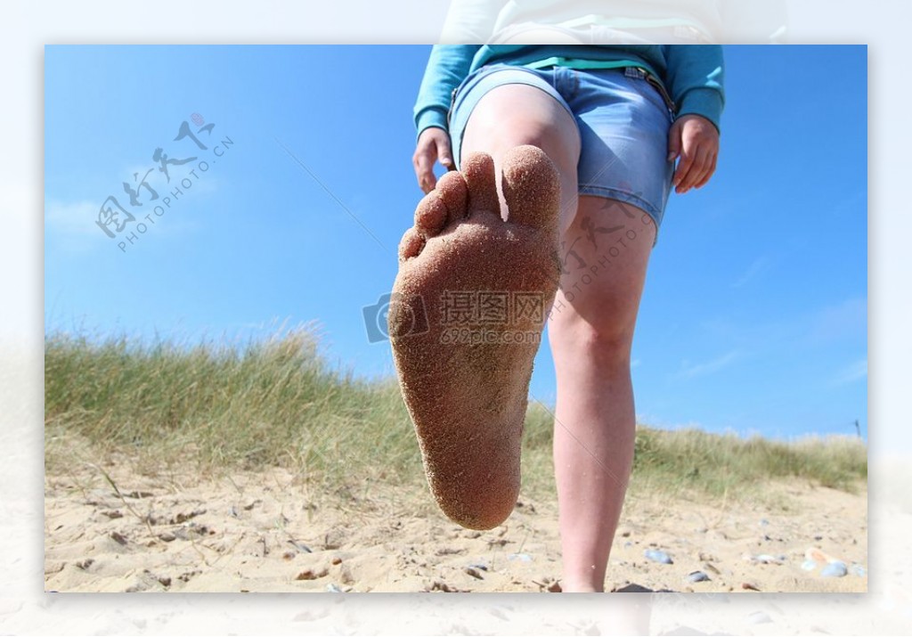 赤脚踩在沙滩上