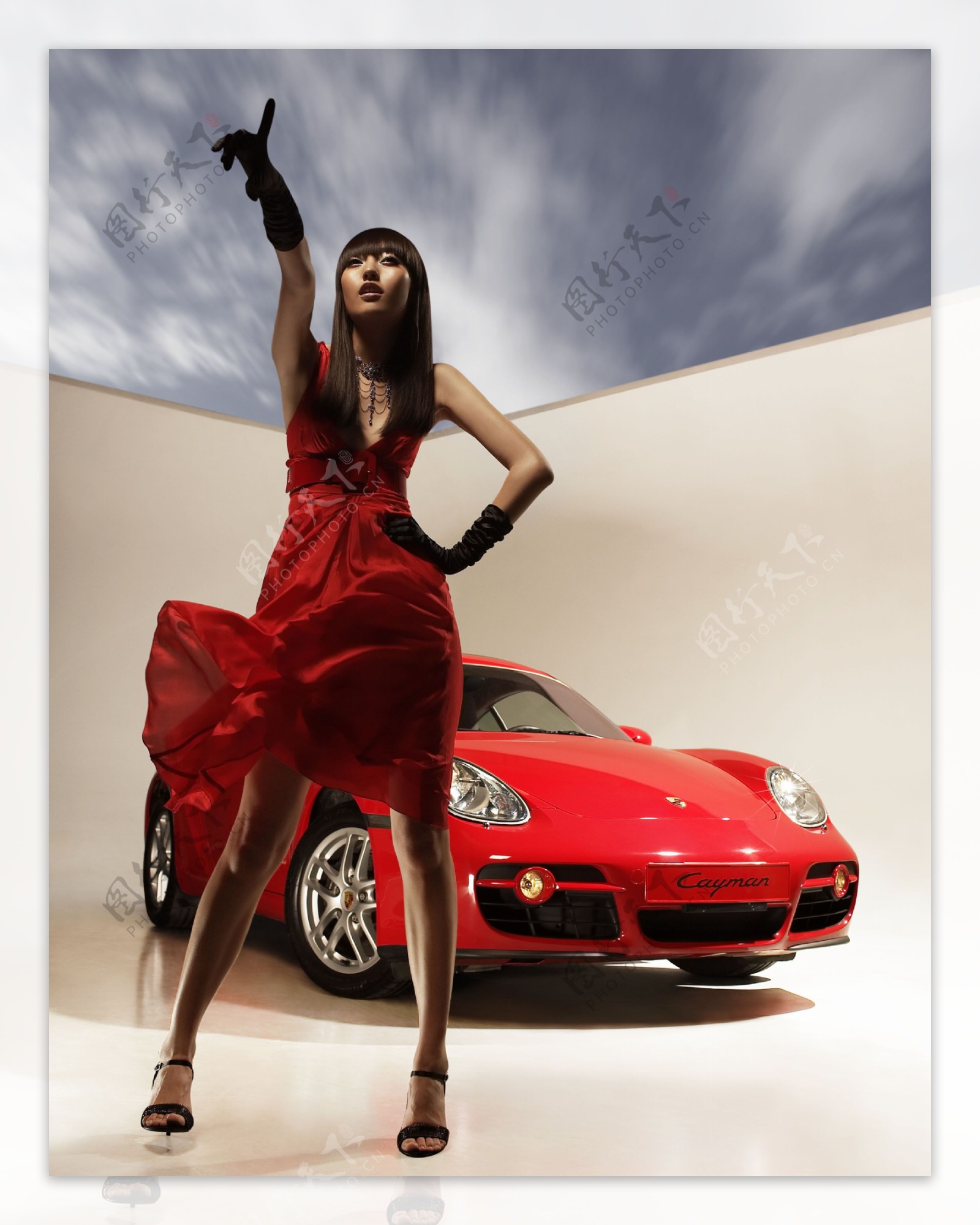 红色汽车与美女图片