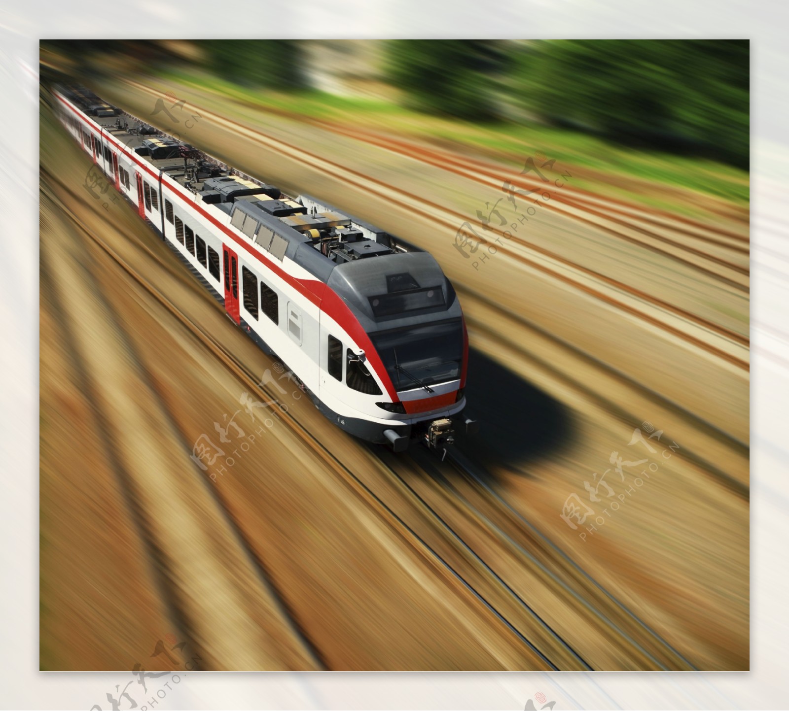 高速行驶的列车图片