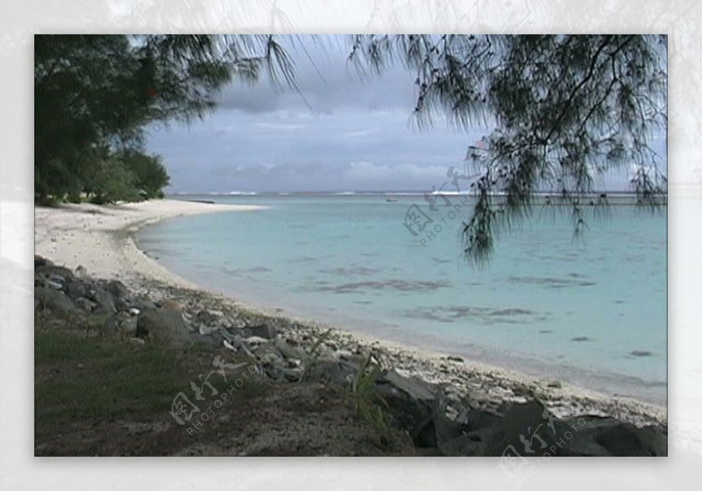 拉罗汤加岛弯曲的海滩视频免费下载