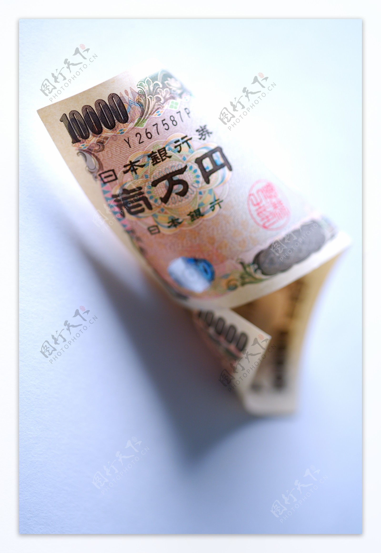 一张卷起的日本银行券特写图片
