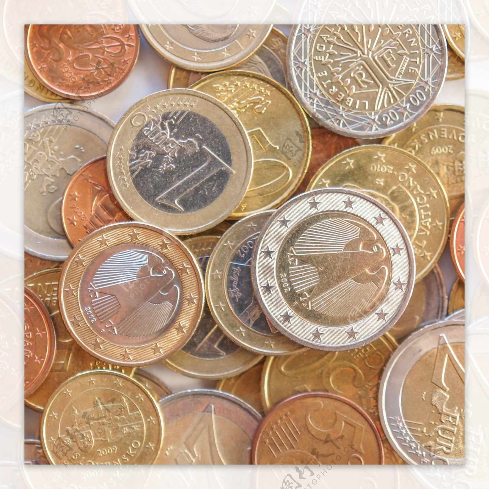 一堆欧元硬币图片