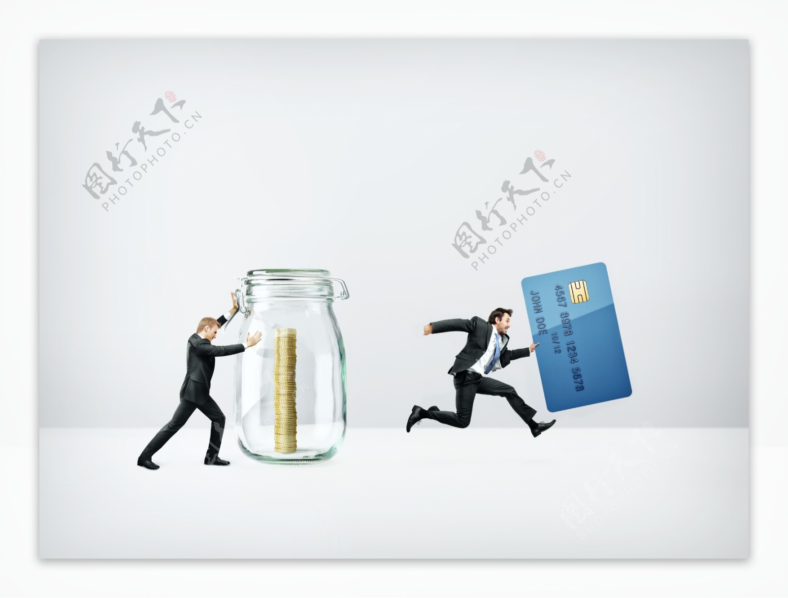 拿银行卡与推储钱罐的商务人图片