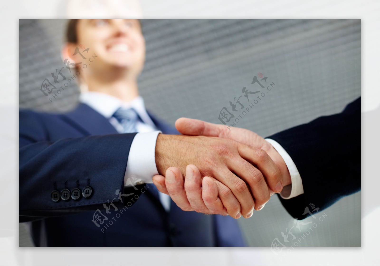 握手合作的商务男士图片