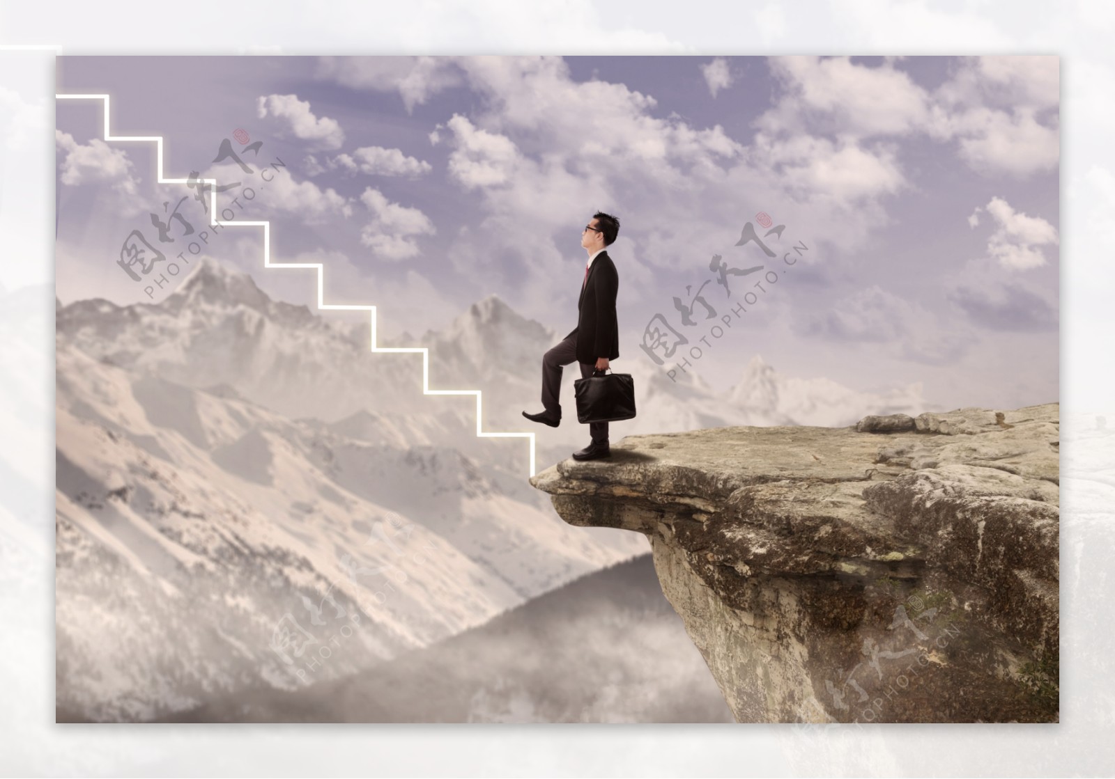 山崖边踏上阶梯的商务男士图片