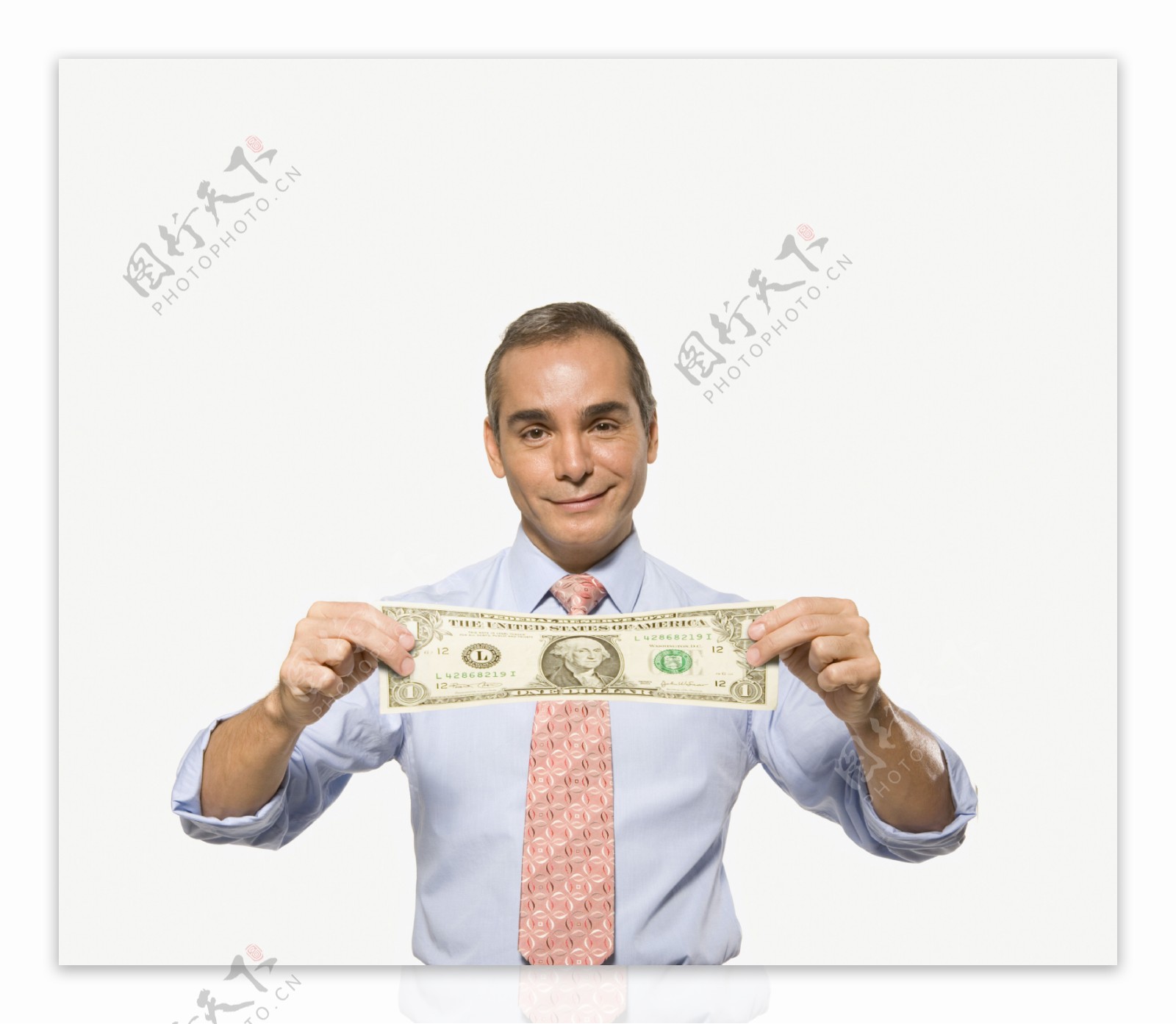 男人双手握着美元钞票图片