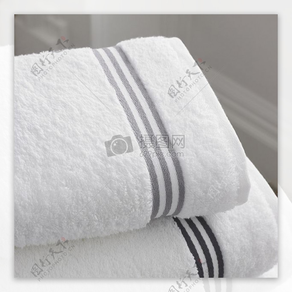 浴室里的白色毛巾