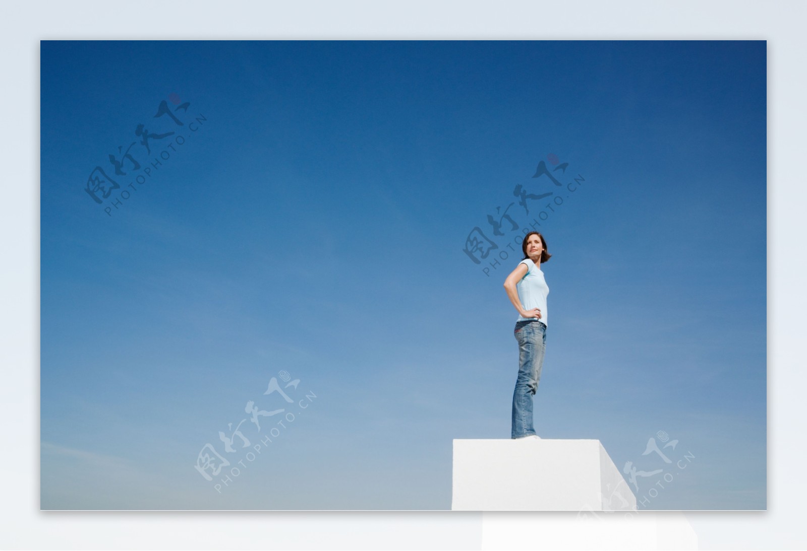 站在高处的外国女人图片图片