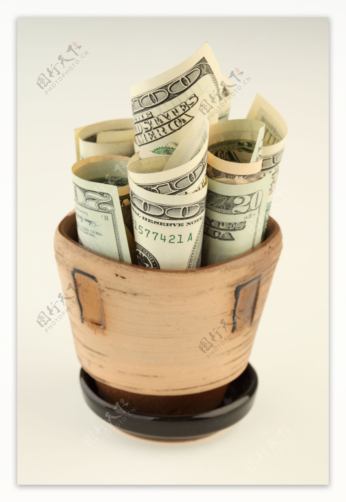 罐子里的美元钞票图片