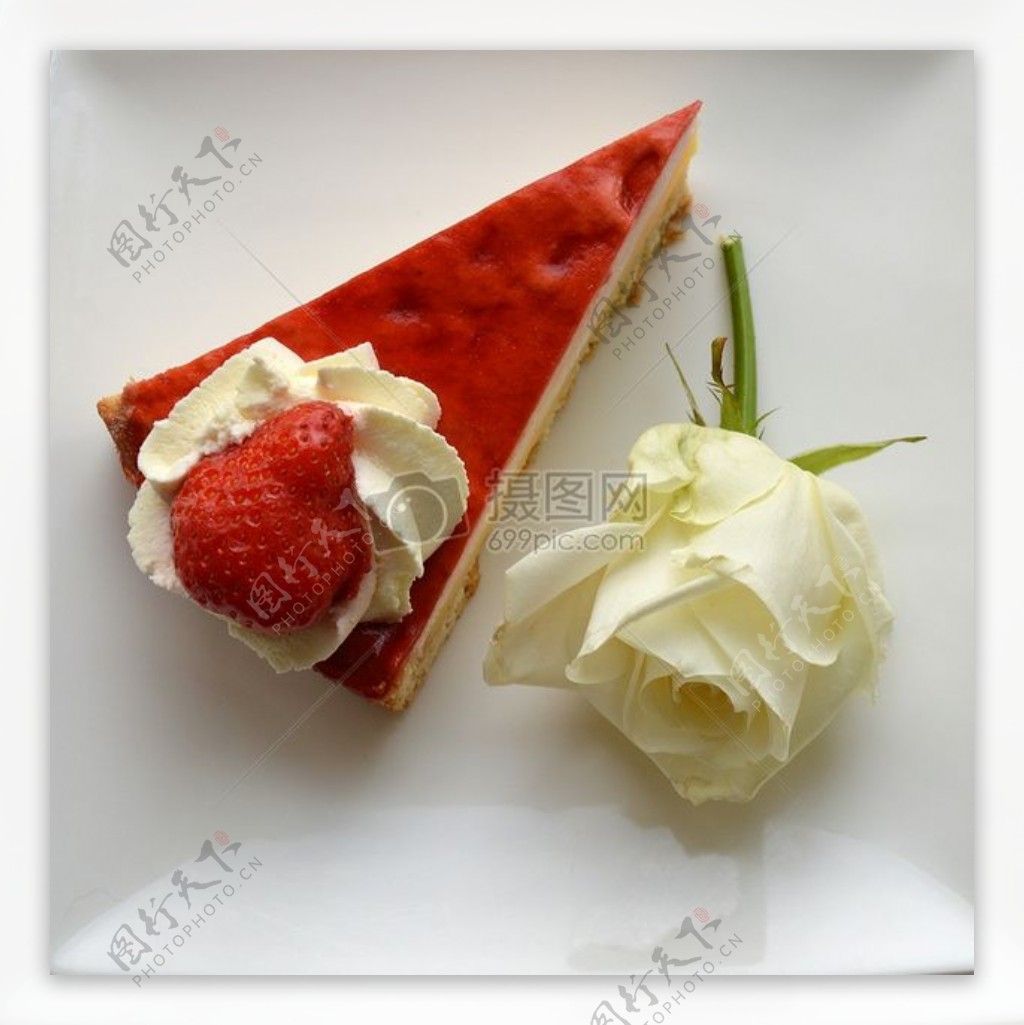 特写草莓蛋糕和玫瑰
