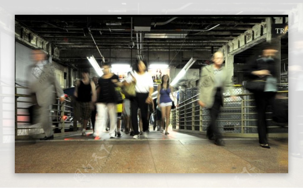 旅客离开火车站月台加速延时实拍高清视频