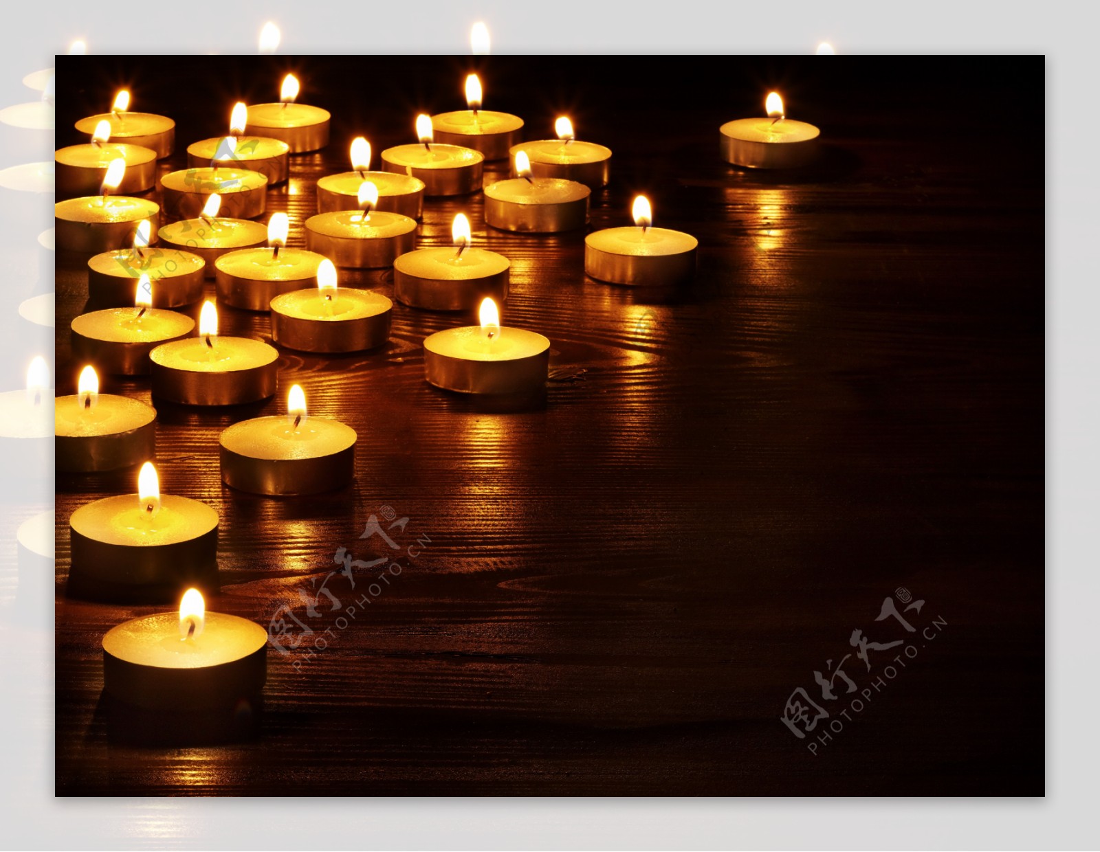 夜晚祈祷蜡烛图片