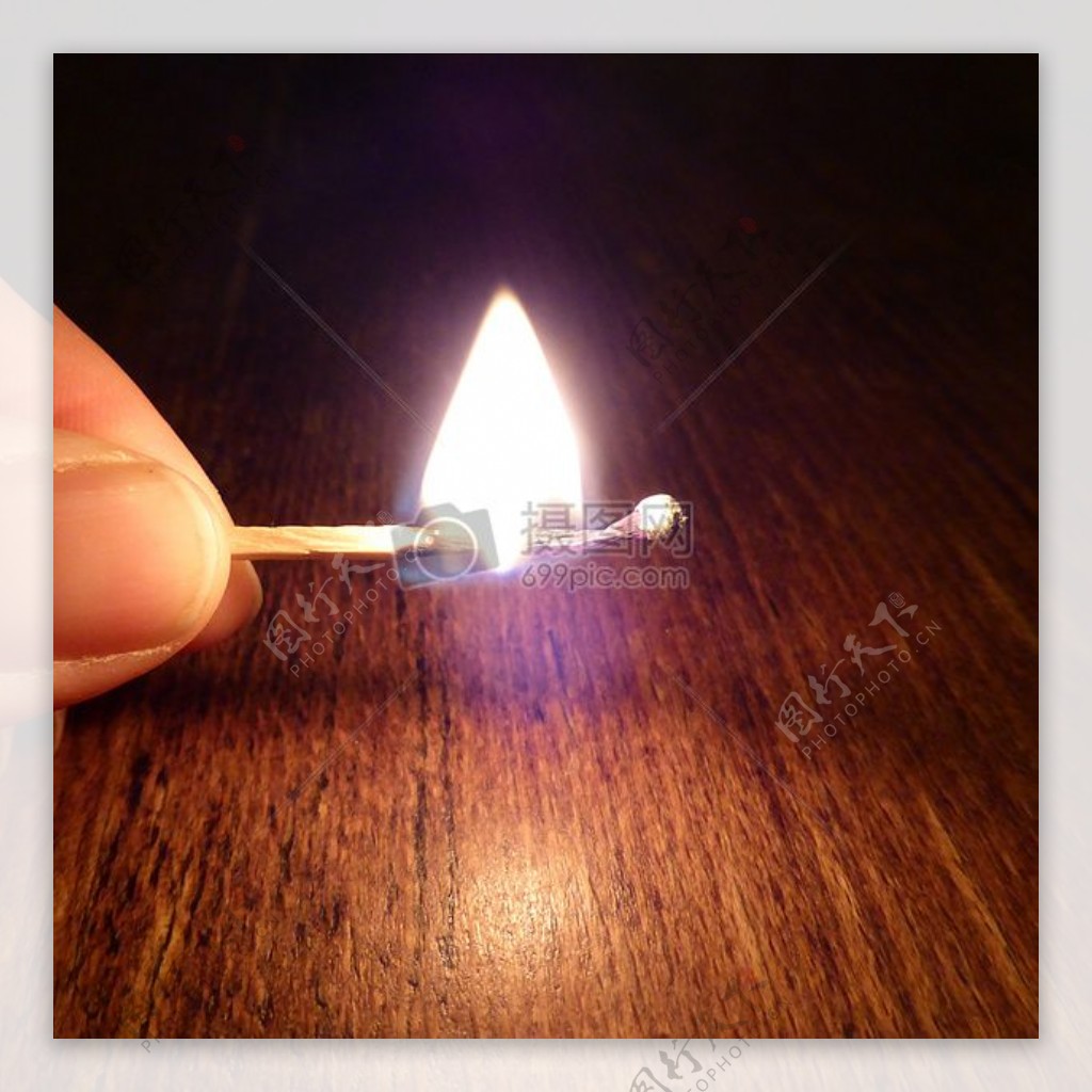木桌上的火光