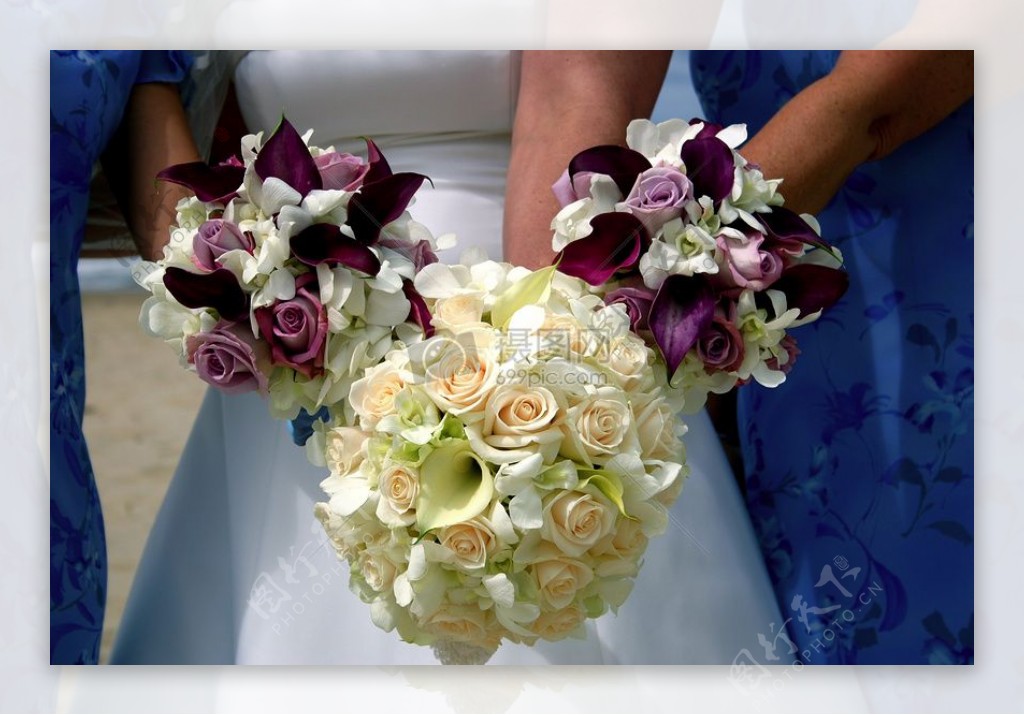 新娘和伴娘握着手捧花
