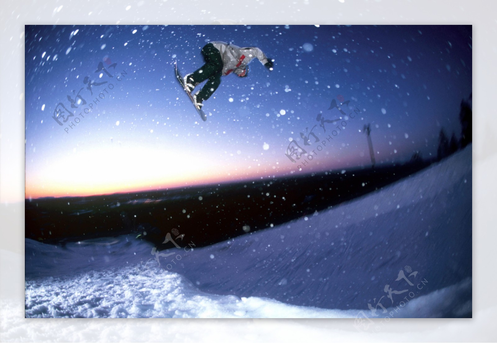 雪花飞舞中滑雪的男人图片