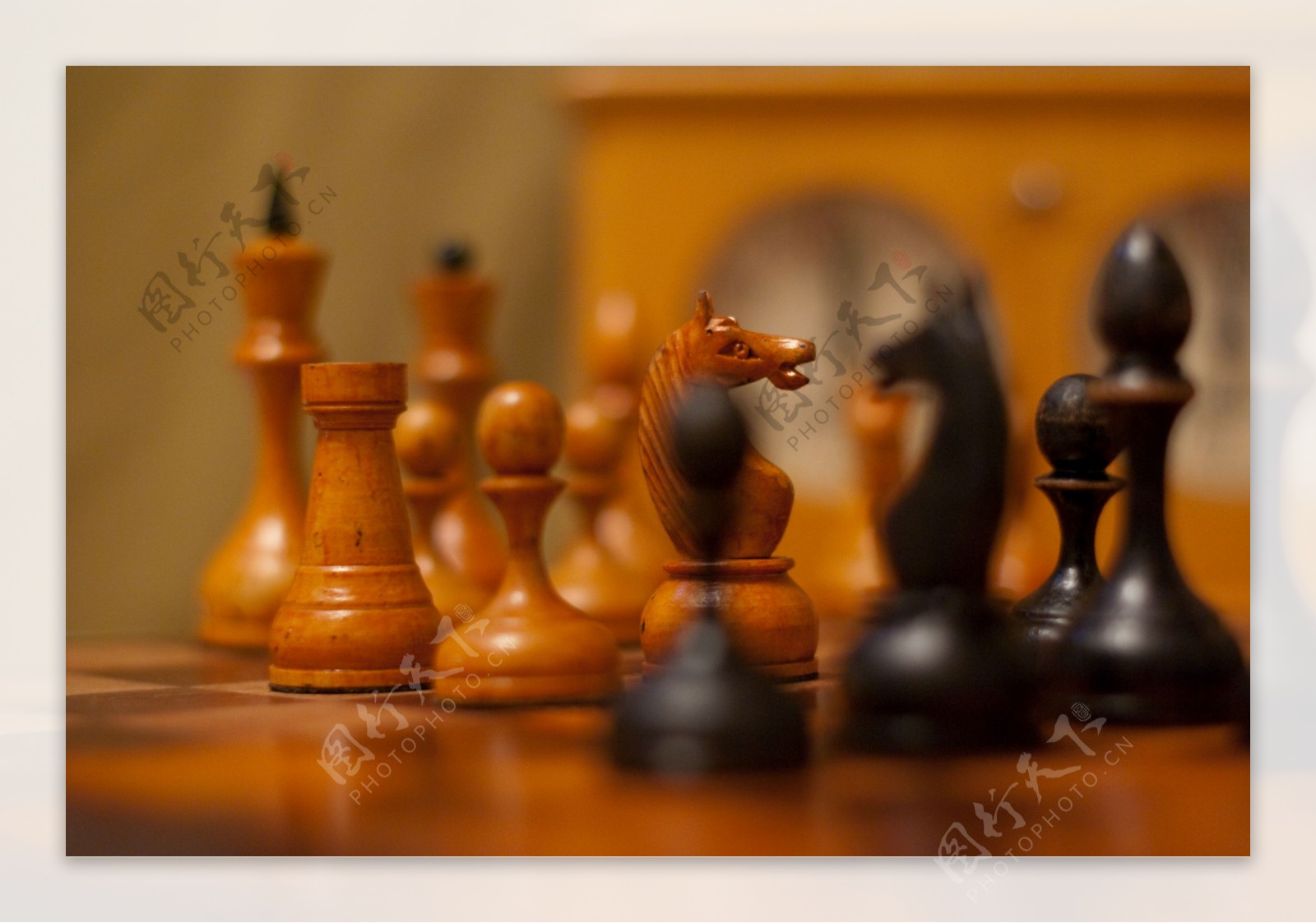 国际象棋木质棋子特写图片