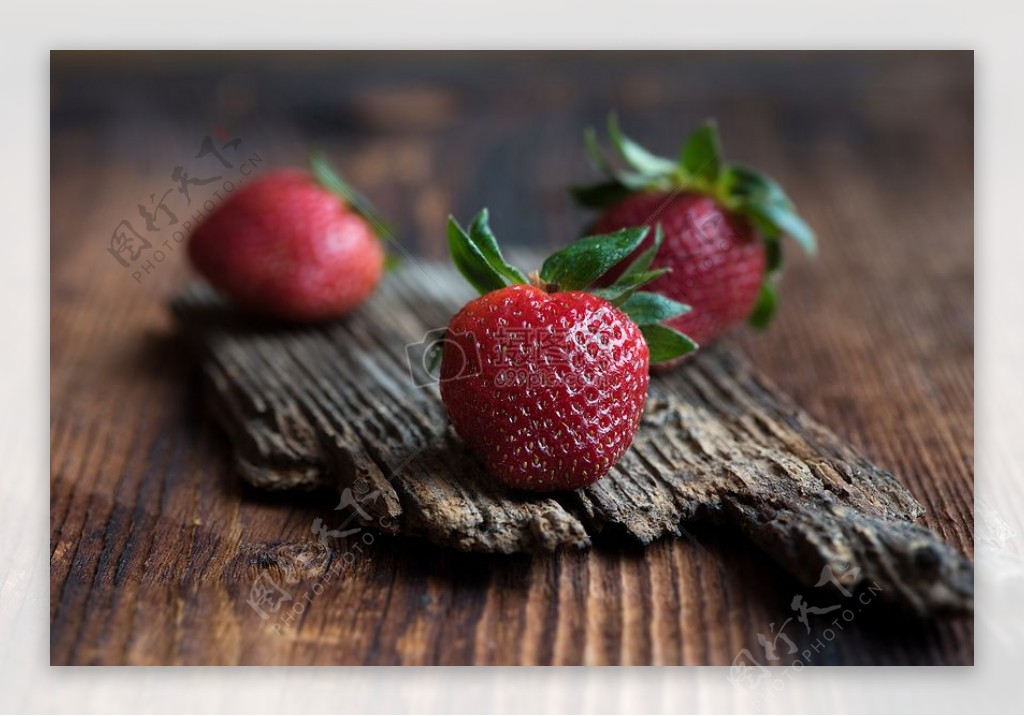 桌面上的草莓