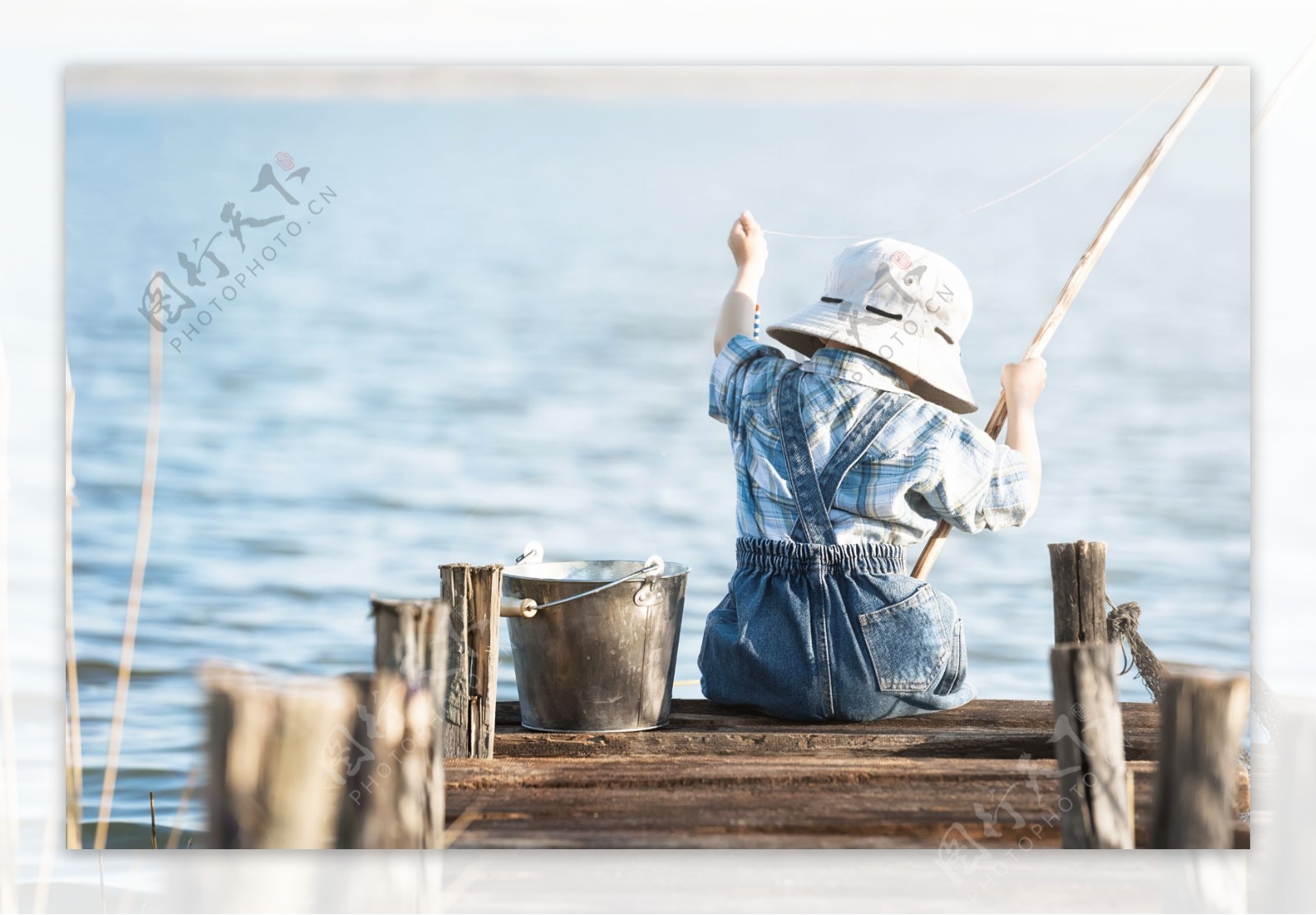 在海边钓鱼的小男孩图片