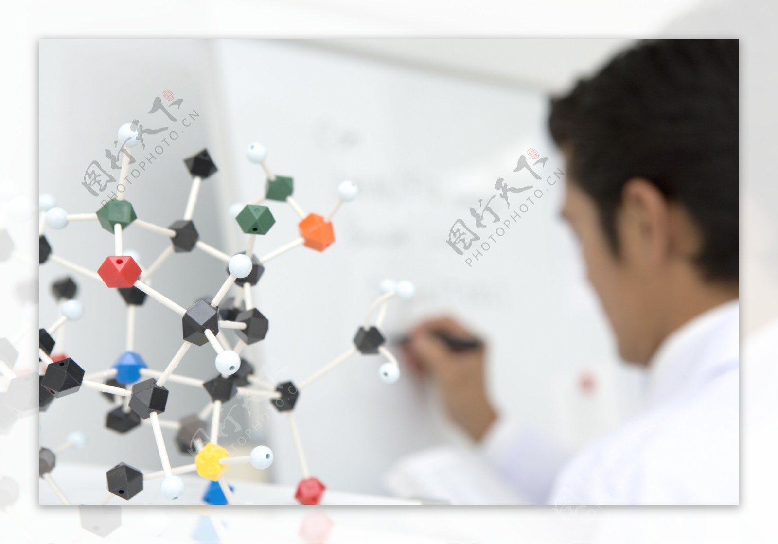 实验室工作的科学家图片