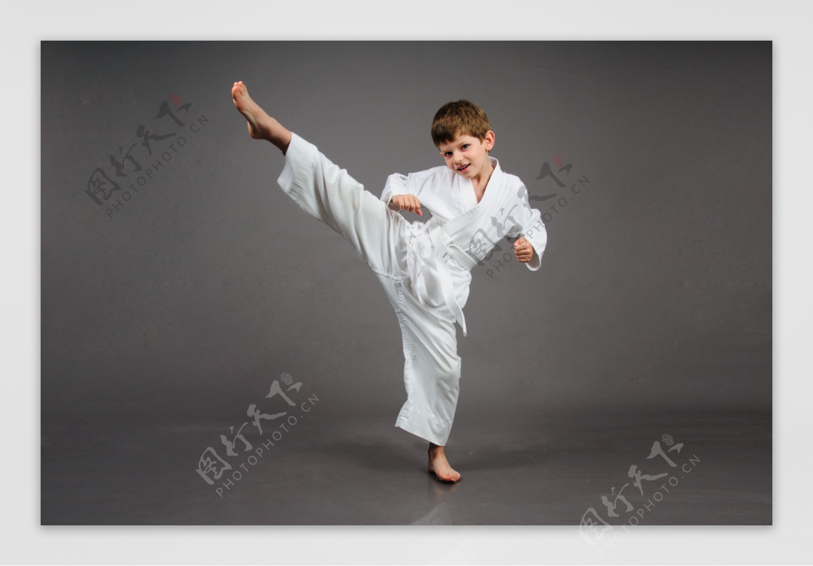 可爱的小男孩练习跆拳道-蓝牛仔影像-中国原创广告影像素材