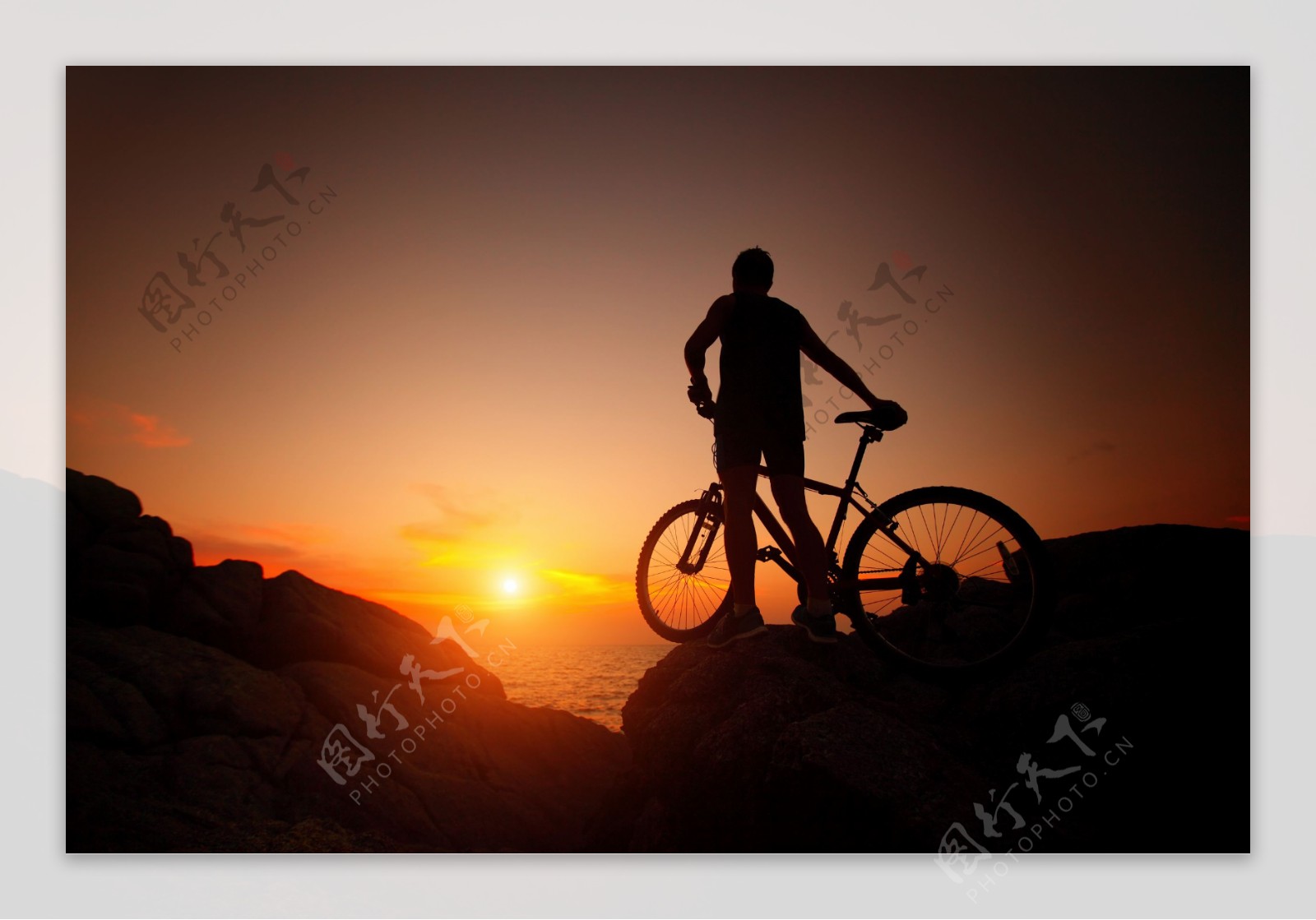 夕阳下的单车人物图片