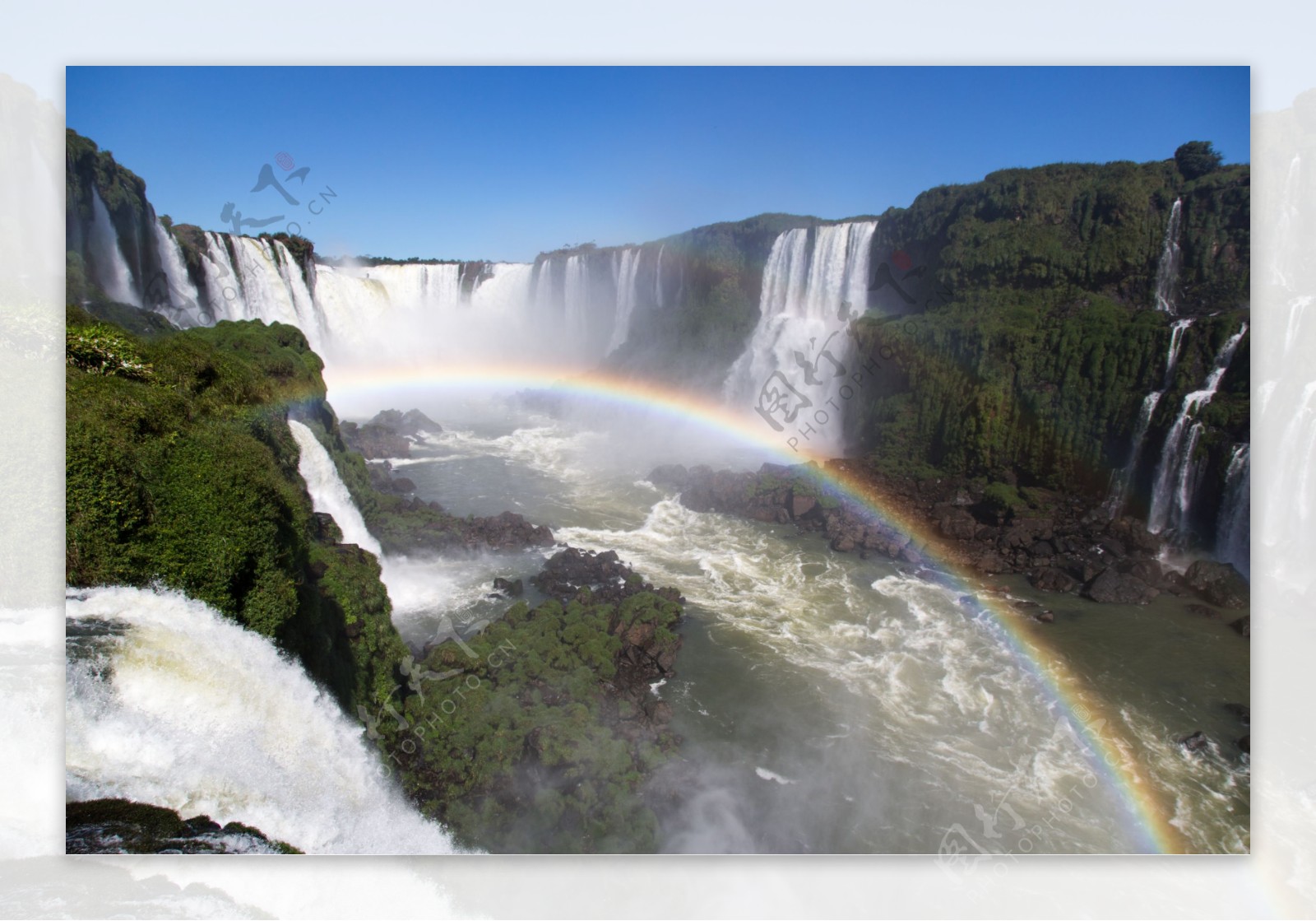 瀑布上的七彩虹图片