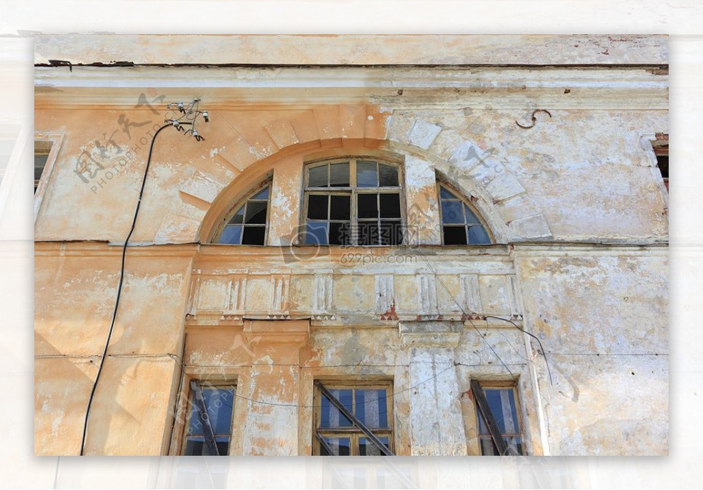 废弃的砖色窗户