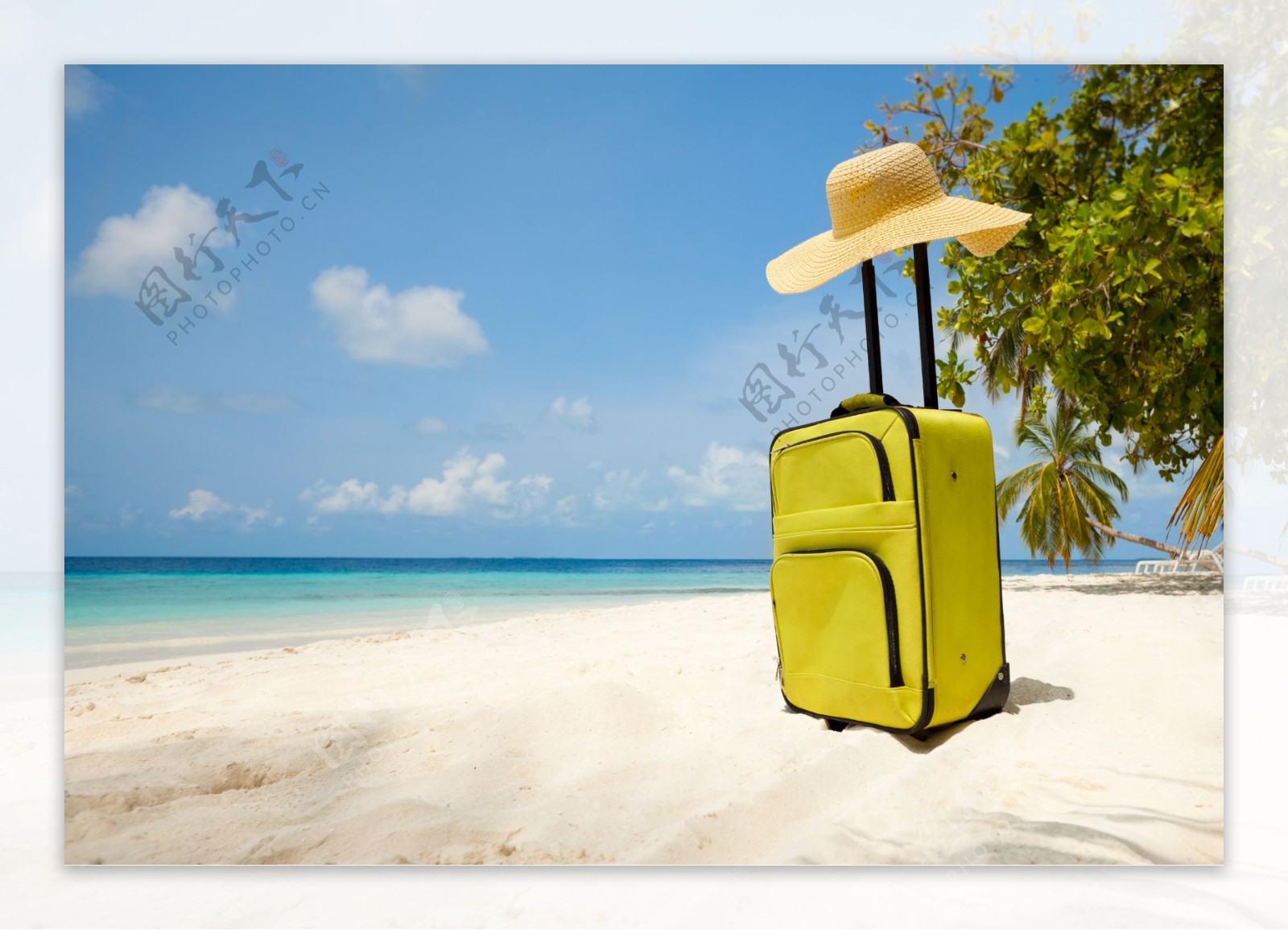 沙滩上的行李箱图片