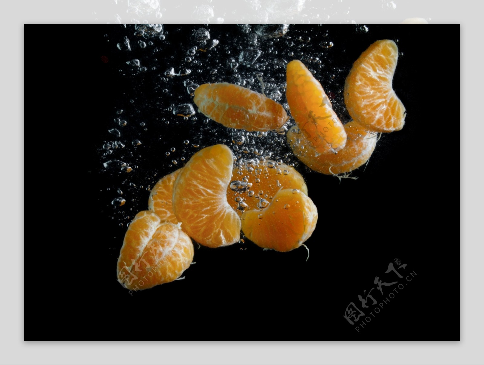 掉进水里的橘子图片