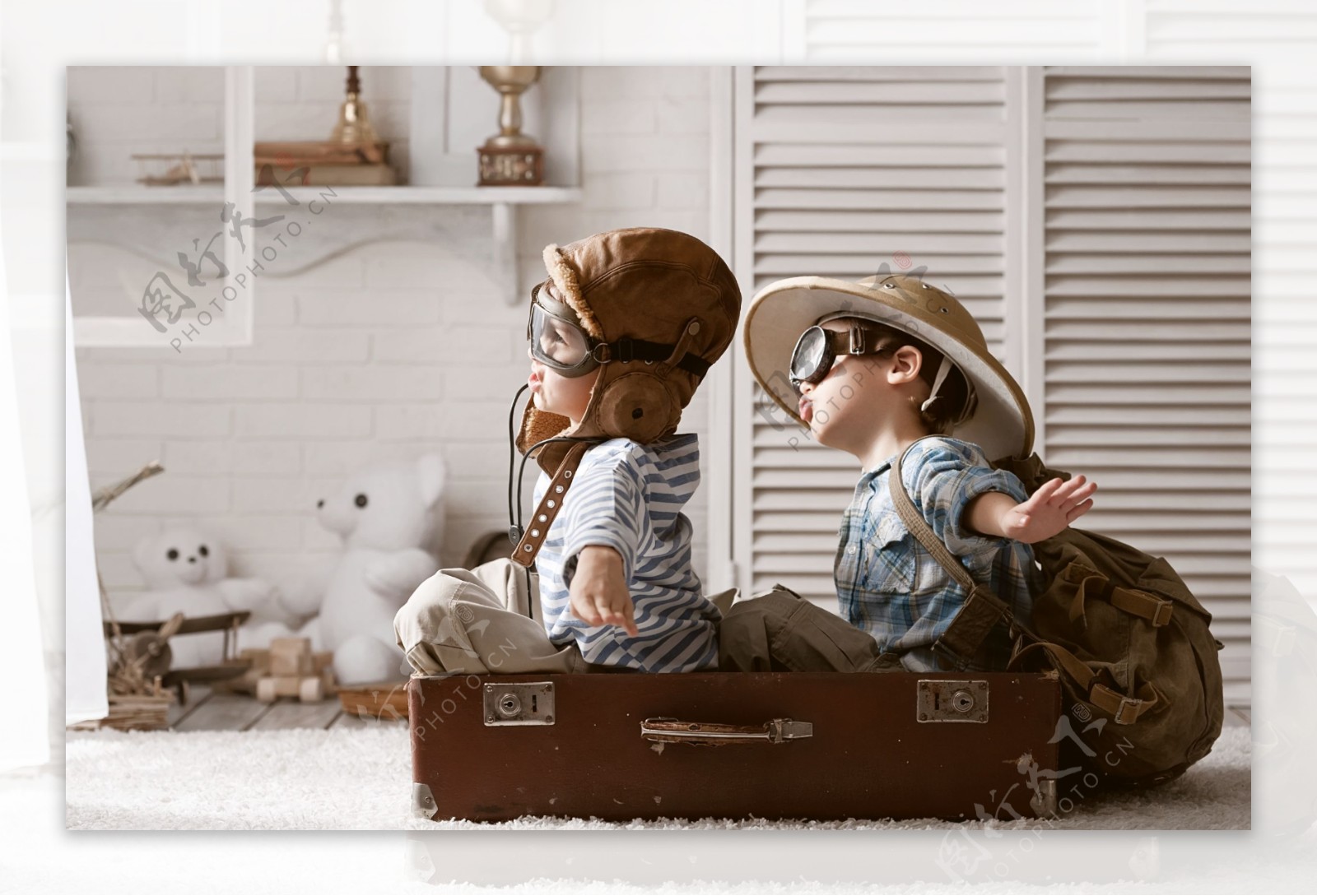 坐在行李箱里的两个孩子图片