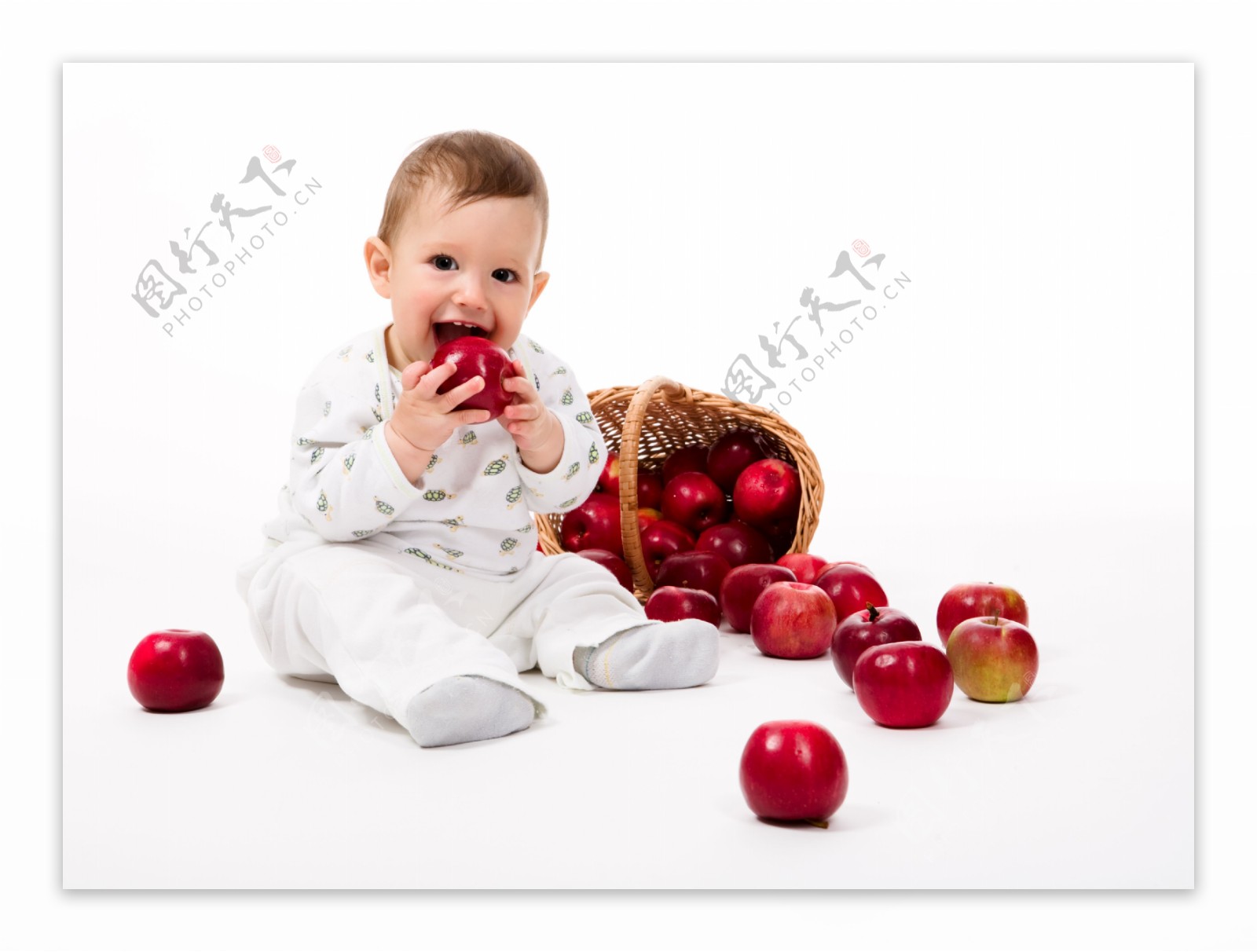 准备吃苹果的小孩图片